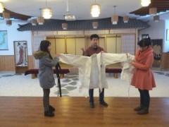 空手道着を学生たちに説明する大原さん（中）